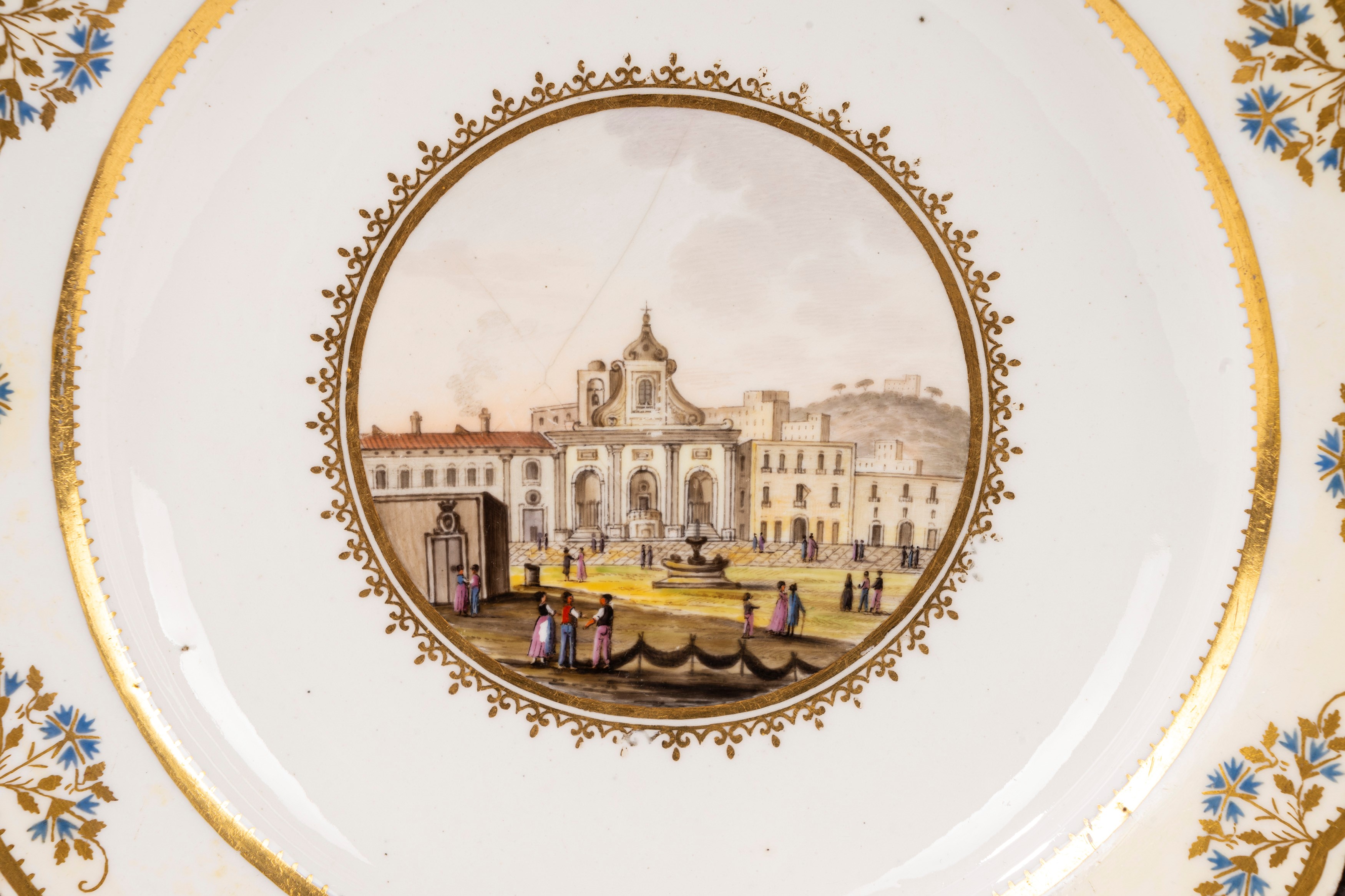 Lotto di 13 piatti in porcellana con vedute di Napoli, Real Fabbrica Ferdinandea, fine XVIII seco...