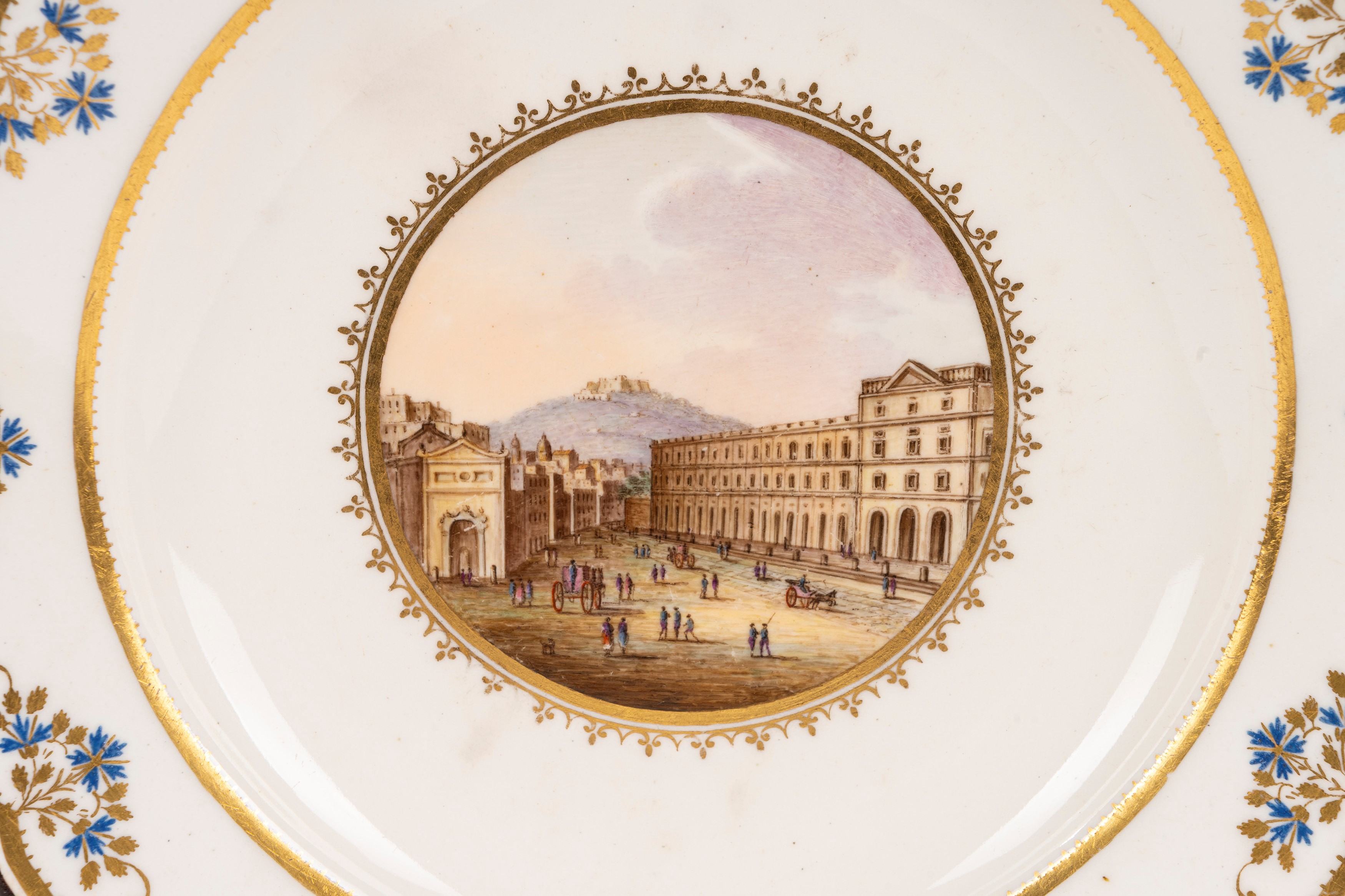 Lotto di 13 piatti in porcellana con vedute di Napoli, Real Fabbrica Ferdinandea, fine XVIII seco...