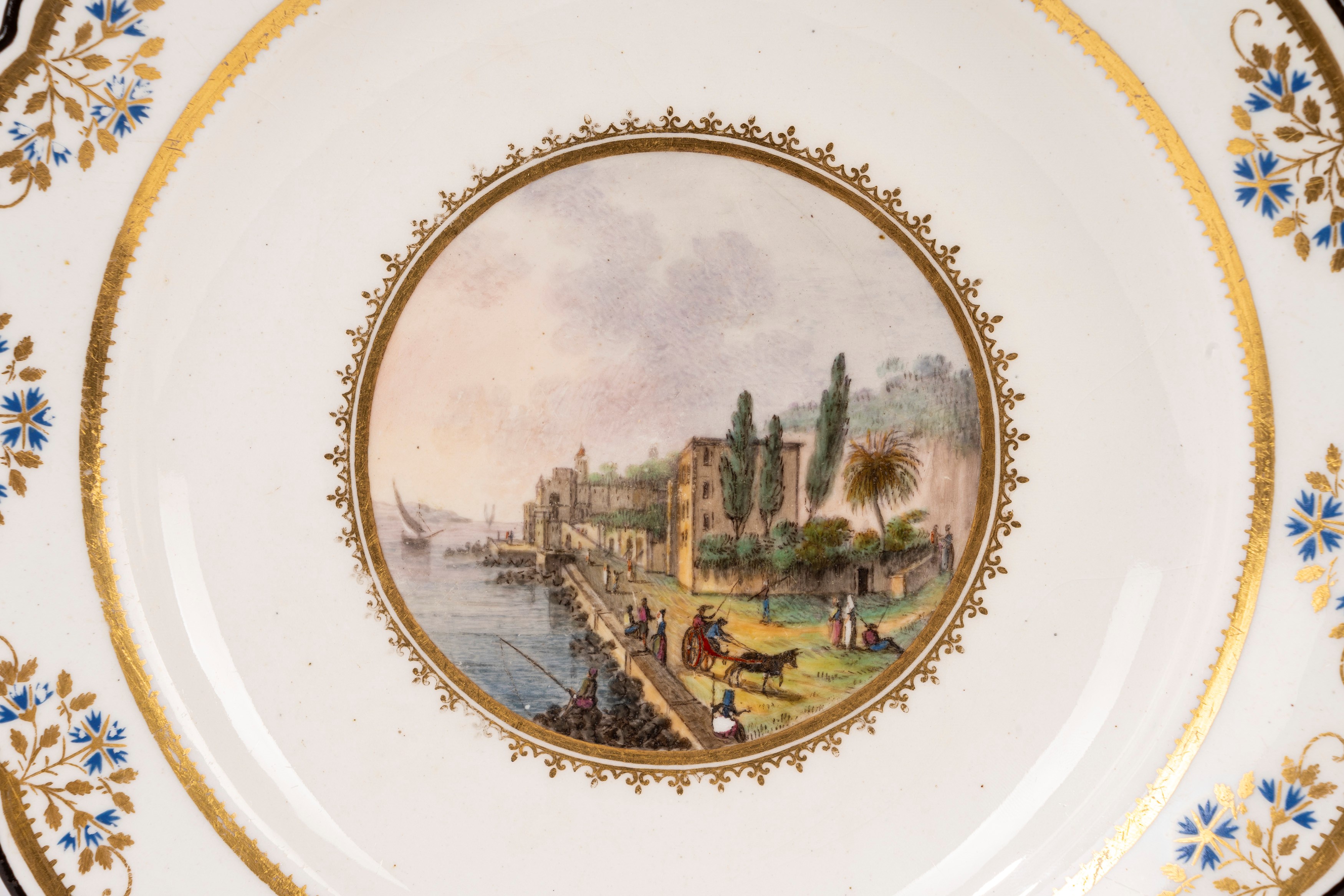 Lotto di 13 piatti in porcellana con vedute di Napoli, Real Fabbrica Ferdinandea, fine XVIII seco...