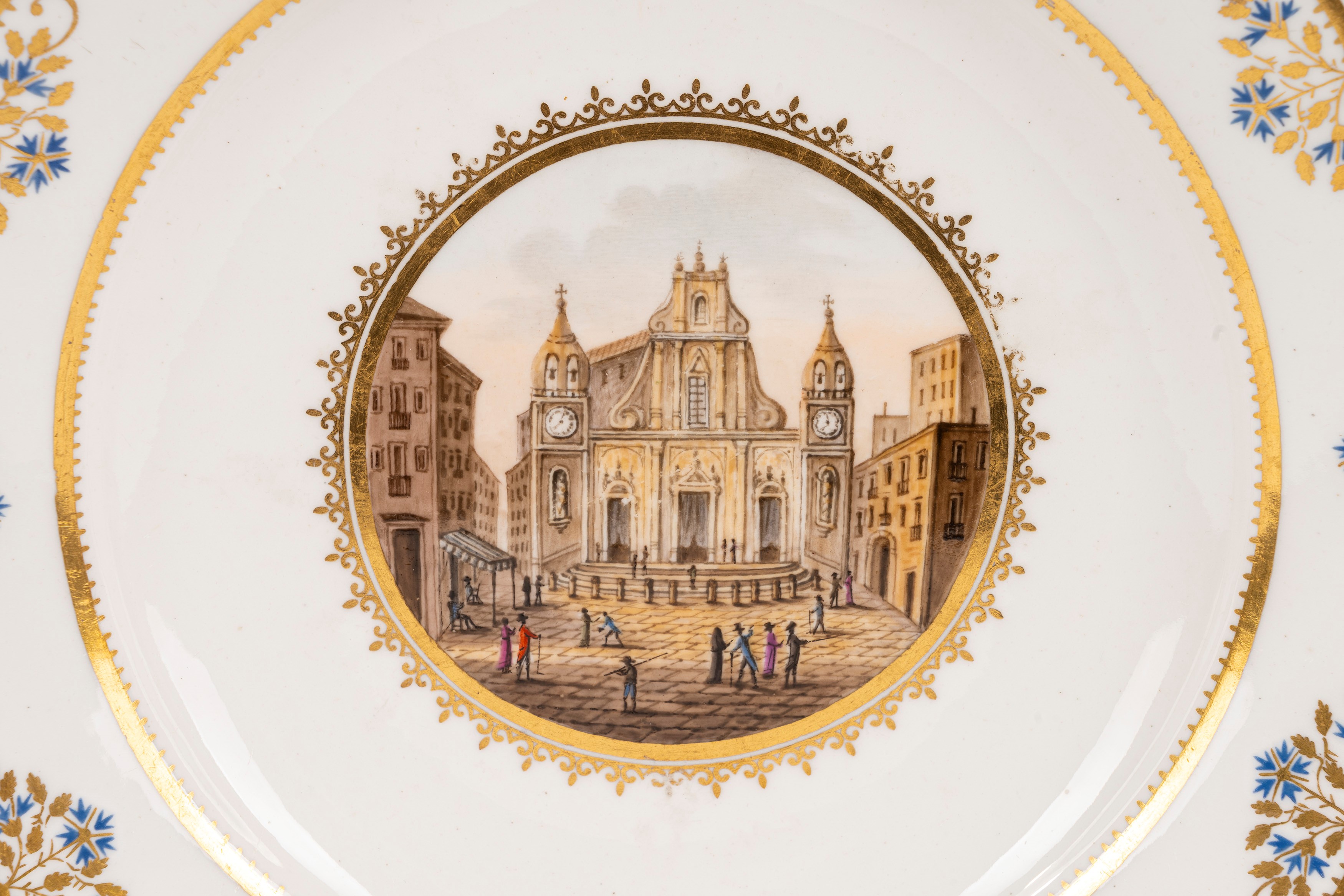 Lotto di 13 piatti in porcellana con vedute di Napoli, Real Fabbrica Ferdinandea, fine XVIII seco...