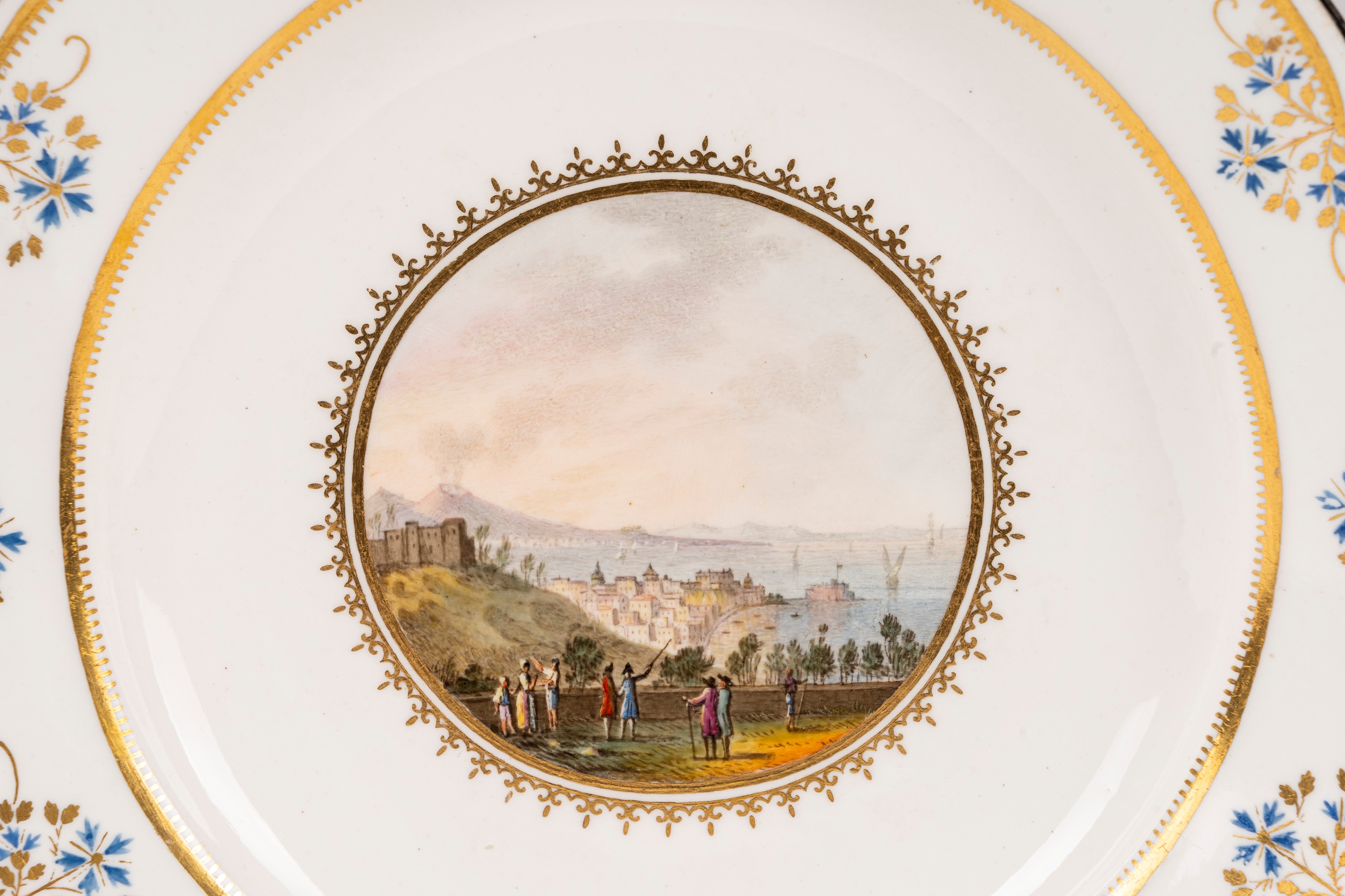 Lotto di 13 piatti in porcellana con vedute di Napoli, Real Fabbrica Ferdinandea, fine XVIII seco...
