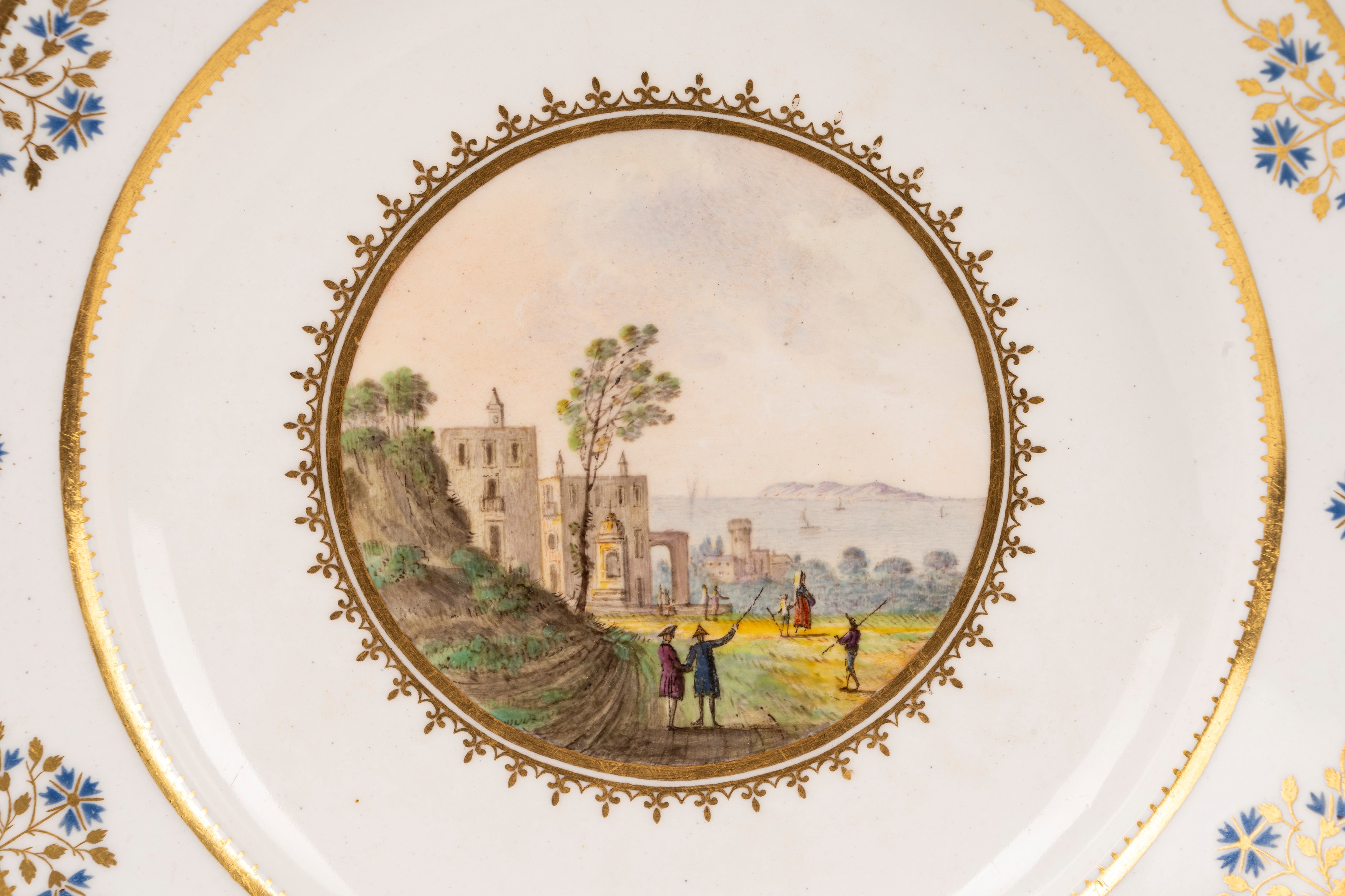 Lotto di 13 piatti in porcellana con vedute di Napoli, Real Fabbrica Ferdinandea, fine XVIII seco...