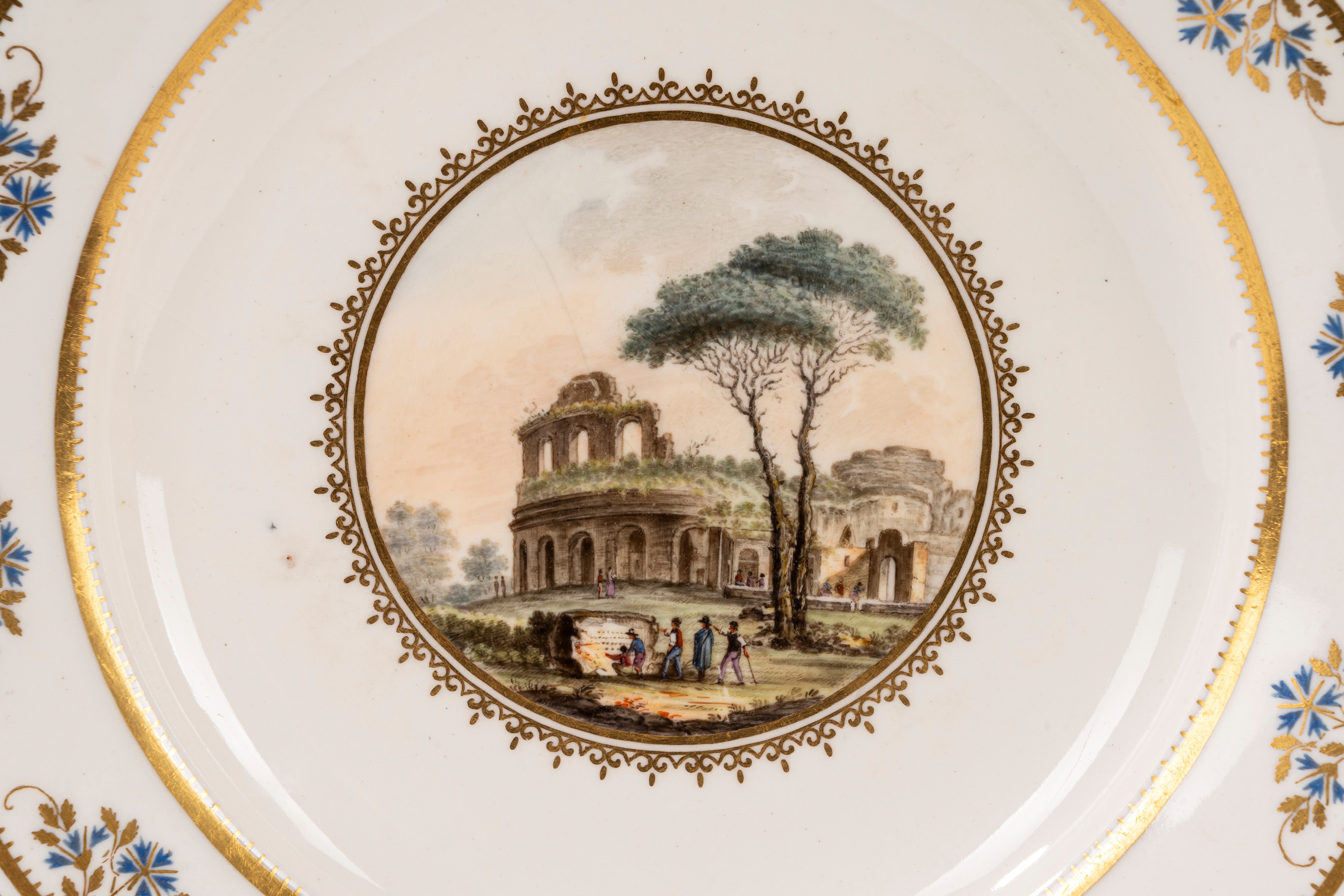 Lotto di 13 piatti in porcellana con vedute di Napoli, Real Fabbrica Ferdinandea, fine XVIII seco...
