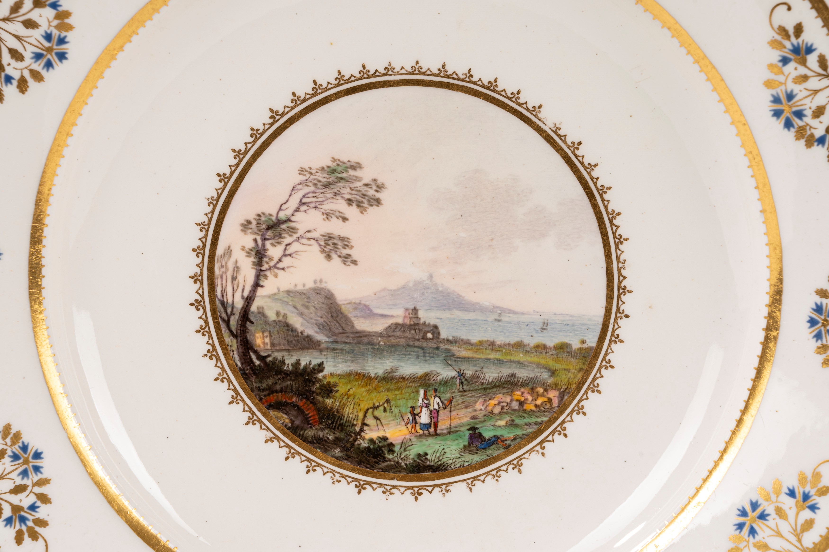Lotto di 13 piatti in porcellana con vedute di Napoli, Real Fabbrica Ferdinandea, fine XVIII seco...