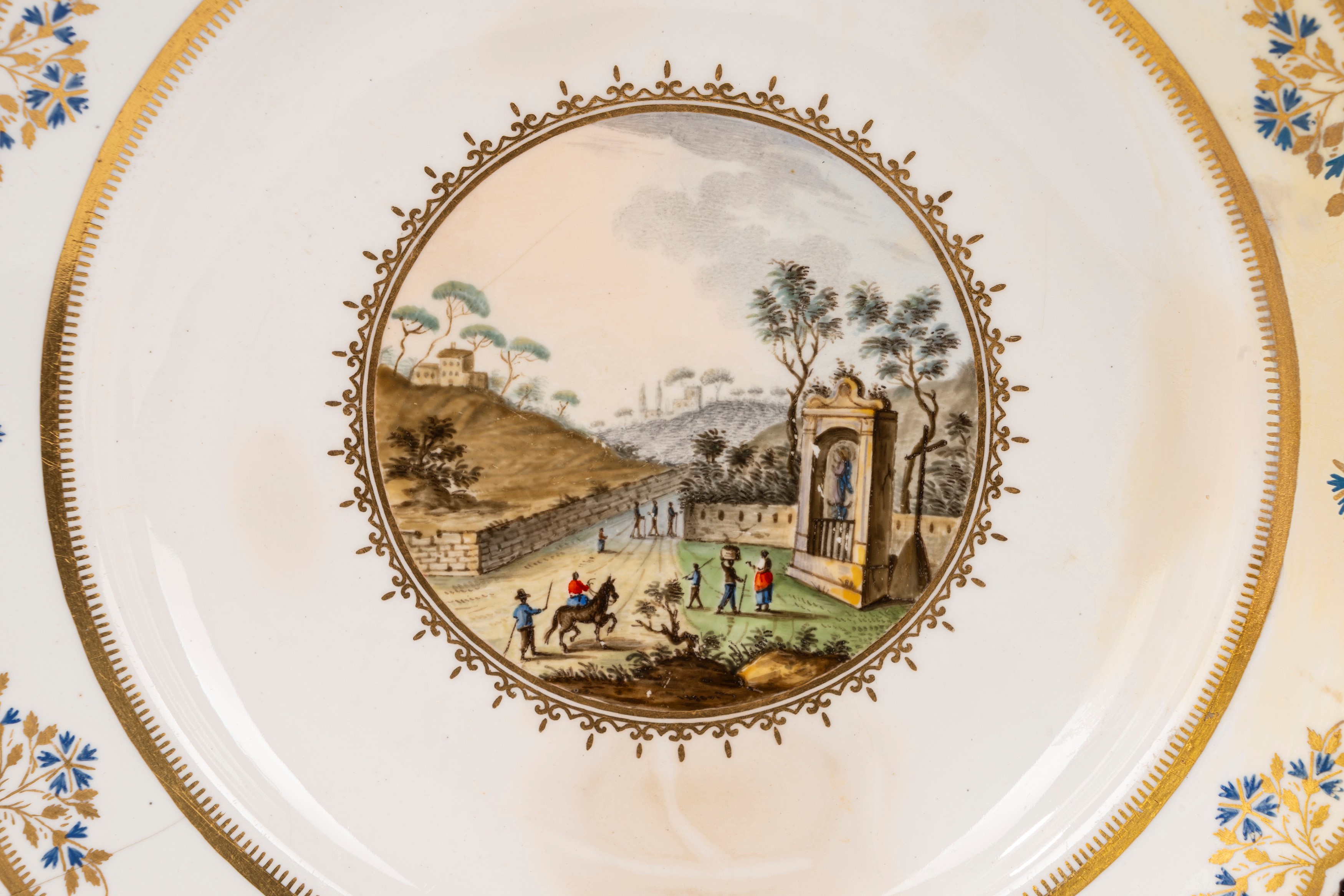 Lotto di 13 piatti in porcellana con vedute di Napoli, Real Fabbrica Ferdinandea, fine XVIII seco...
