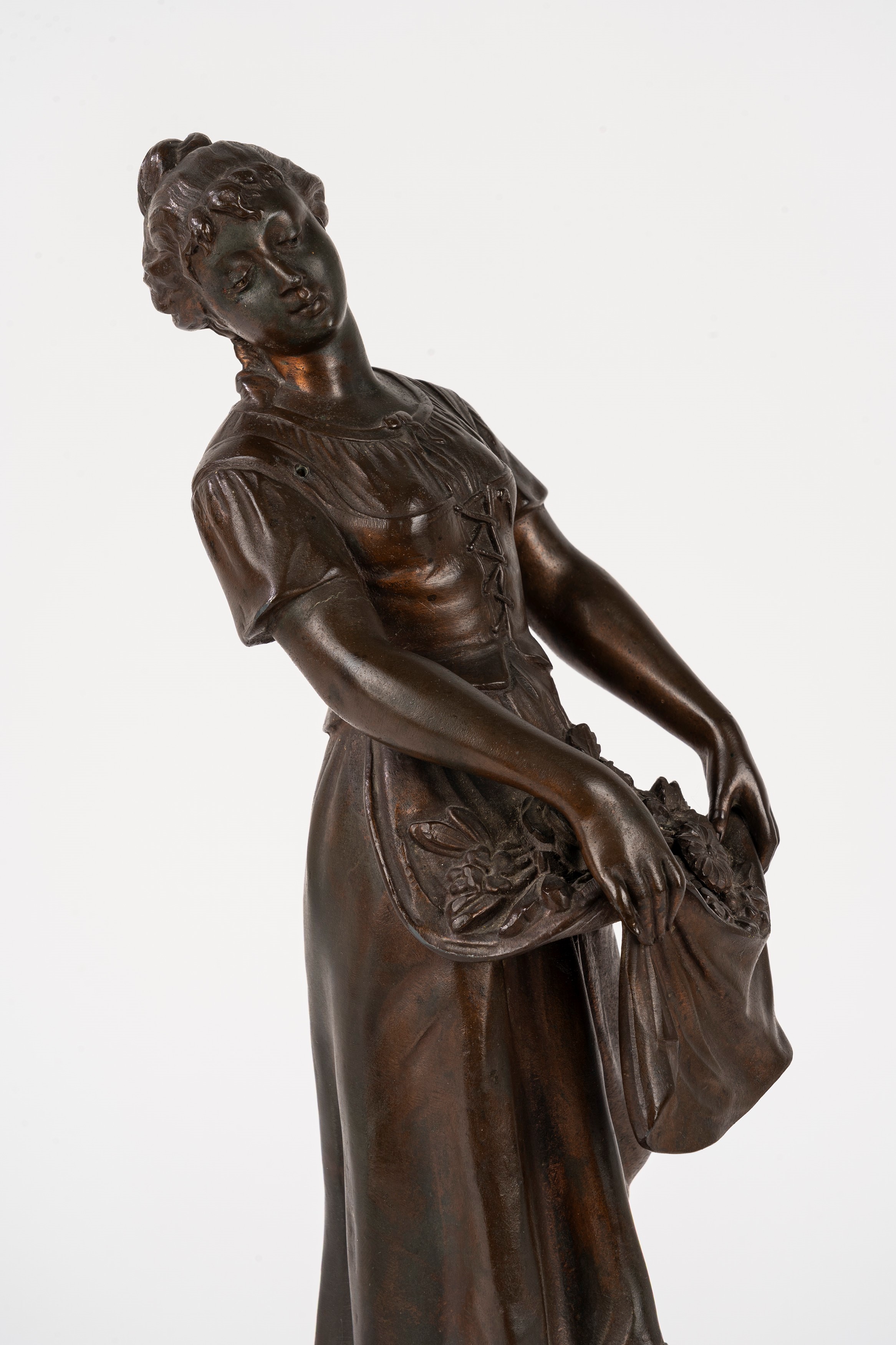 Scuola Italiana, Secolo XIX - Scultura in bronzo, Il grembiule fiorito