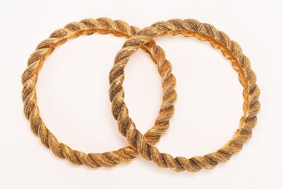Lotto di due bracciali in metallo dorato a torchon