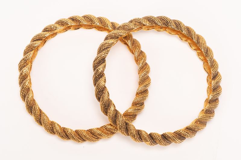 Chanel - Lotto di due bracciali in metallo dorato a torchon