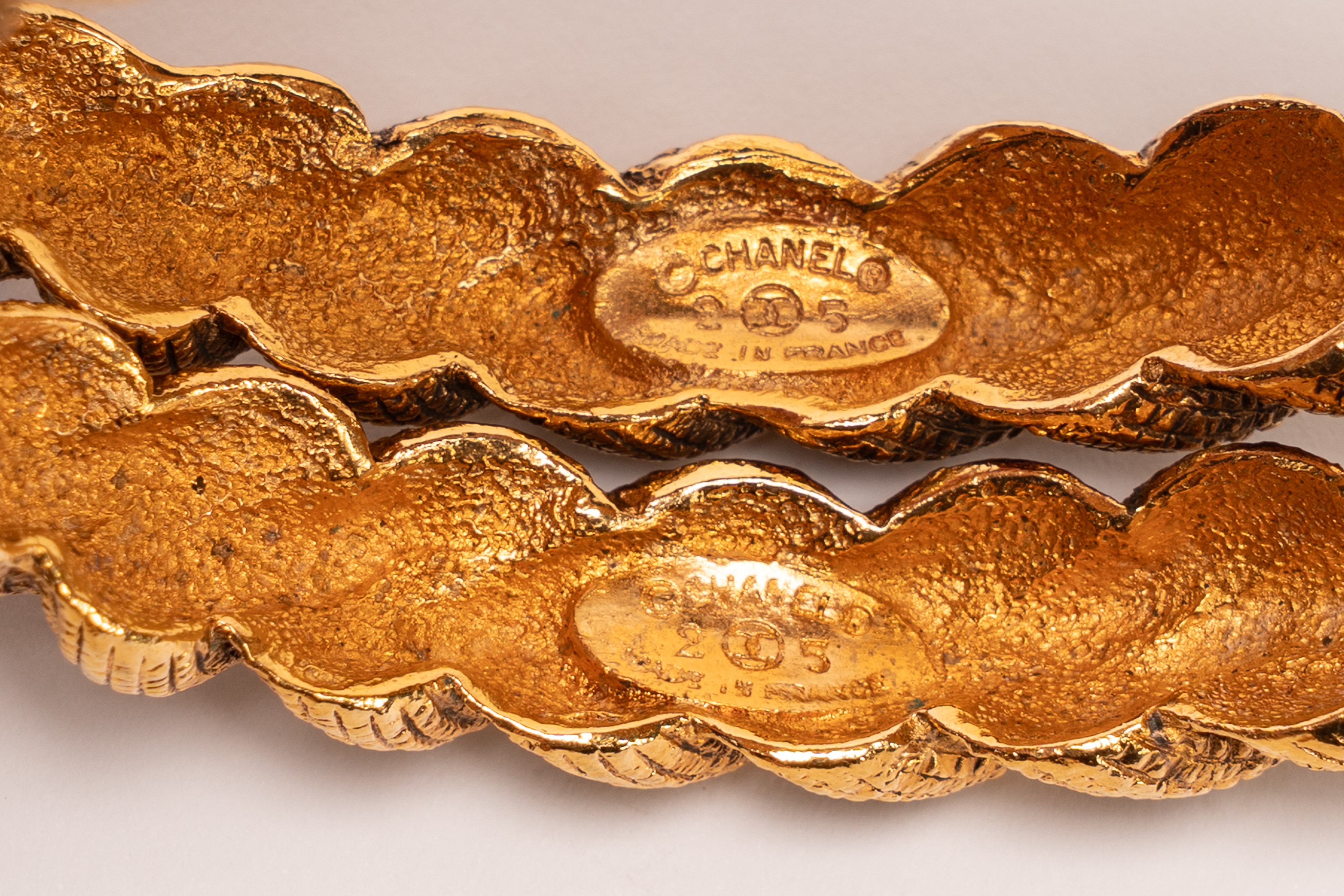 Chanel - Lotto di due bracciali in metallo dorato a torchon