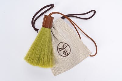 Tassel, crine di cavallo verde mela e pelle Barenia con dettagli in palladio