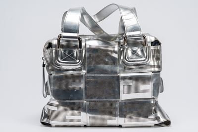 Borsa in vernice color argento traforata e intrecciata, con doppi manici