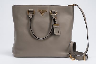 Borsa Tote in pelle color tortora con doppi manici, dettagli in metallo dorato e tracolla staccab...