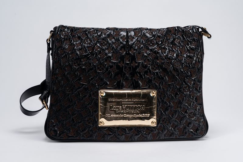 Louis Vuitton - Borsa Messenger, tessuto monogram e vernice nero, interno in pelle crema (2006)
