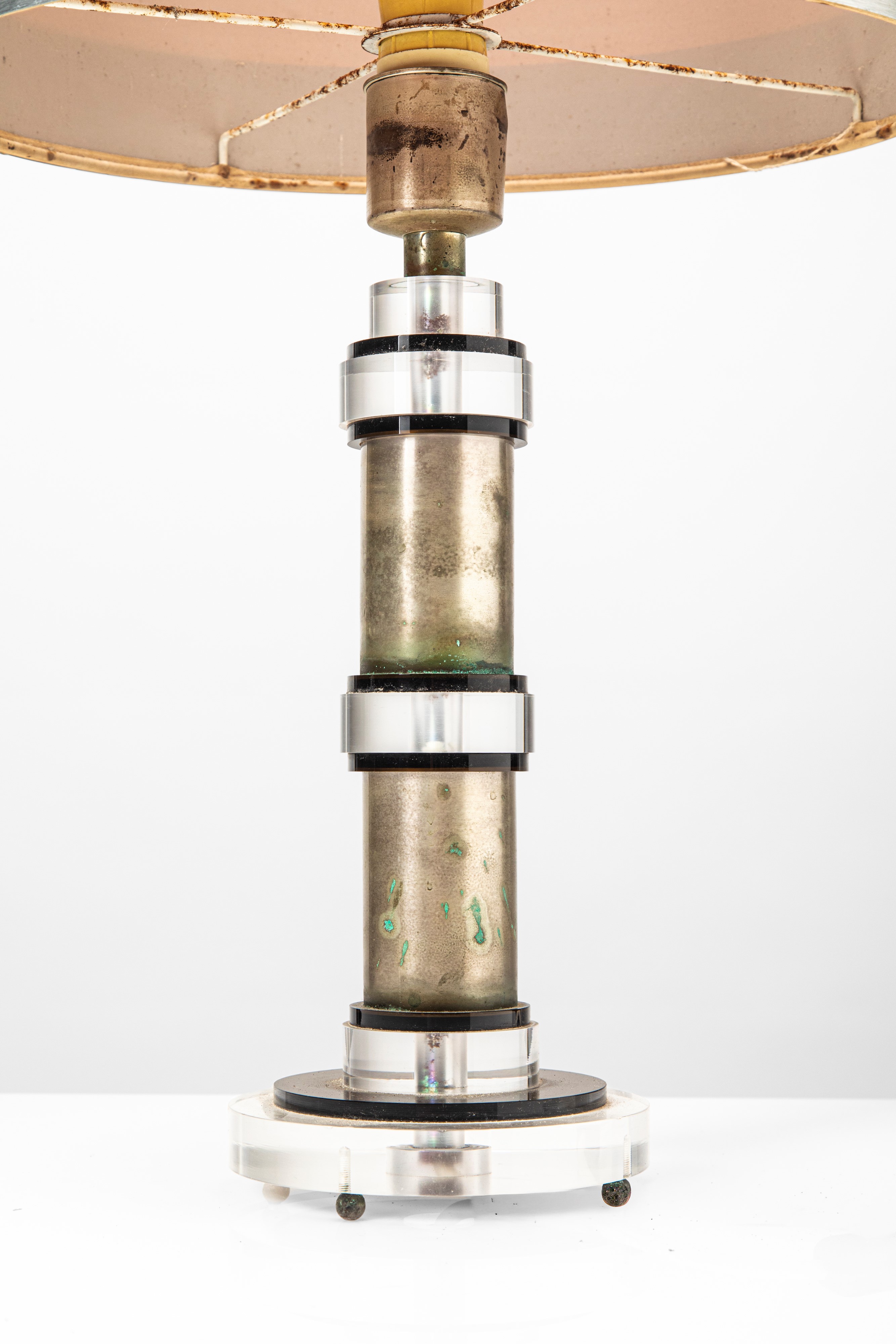 Manifattura Italiana - Lampada da tavolo, metallo verniciato, ottone nichelato e perspex, circa 1...
