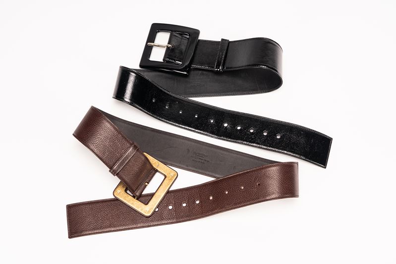 Yves Saint Laurent - Lotto di due cinture, pelle marrone e vernice nera, fibbie in metallo