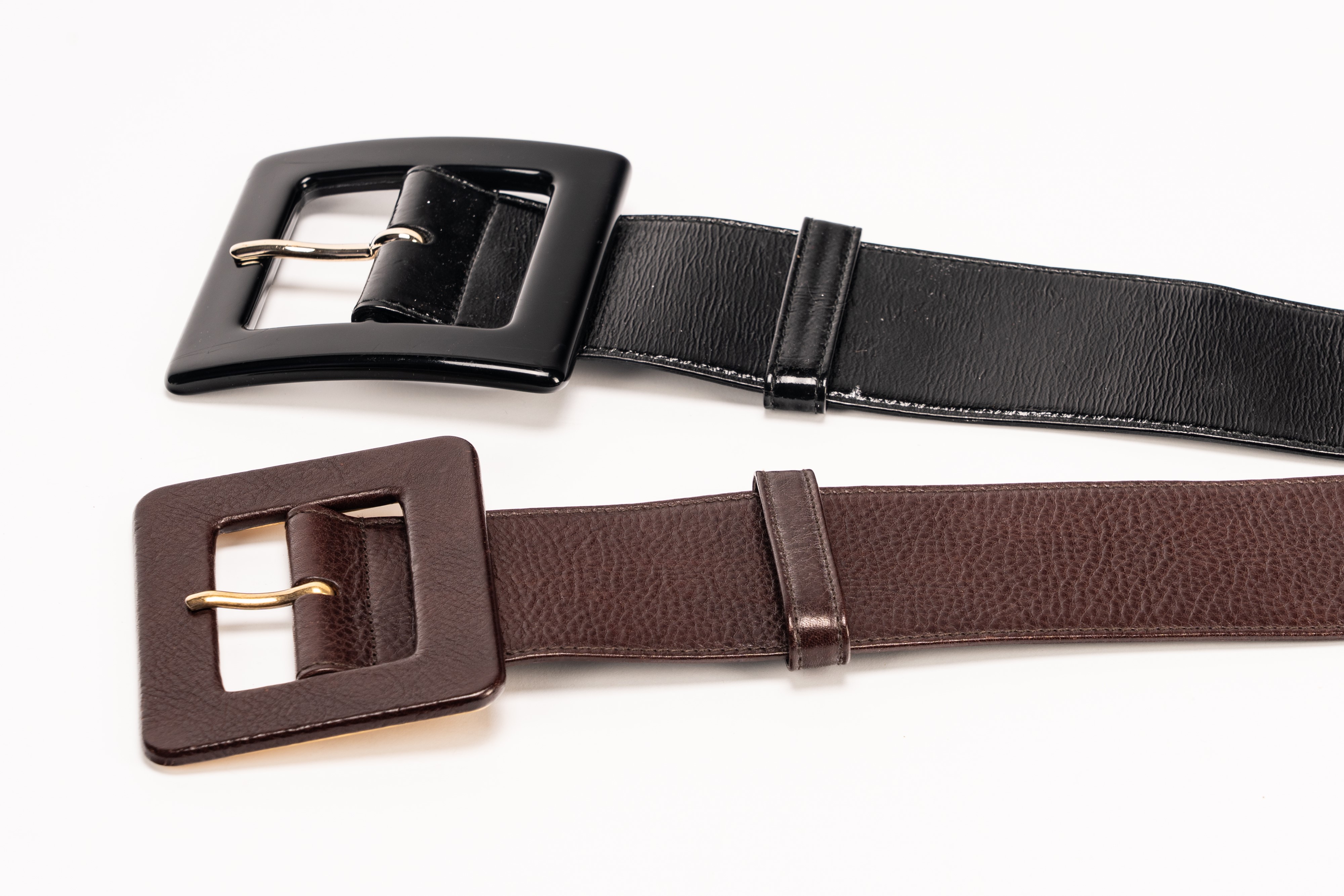 Yves Saint Laurent - Lotto di due cinture, pelle marrone e vernice nera, fibbie in metallo