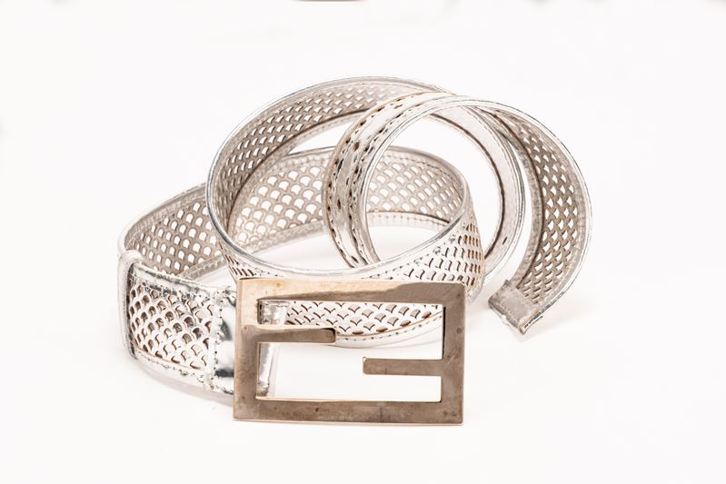 Fendi - Cintura, vernice color argento traforata con inserti in metallo