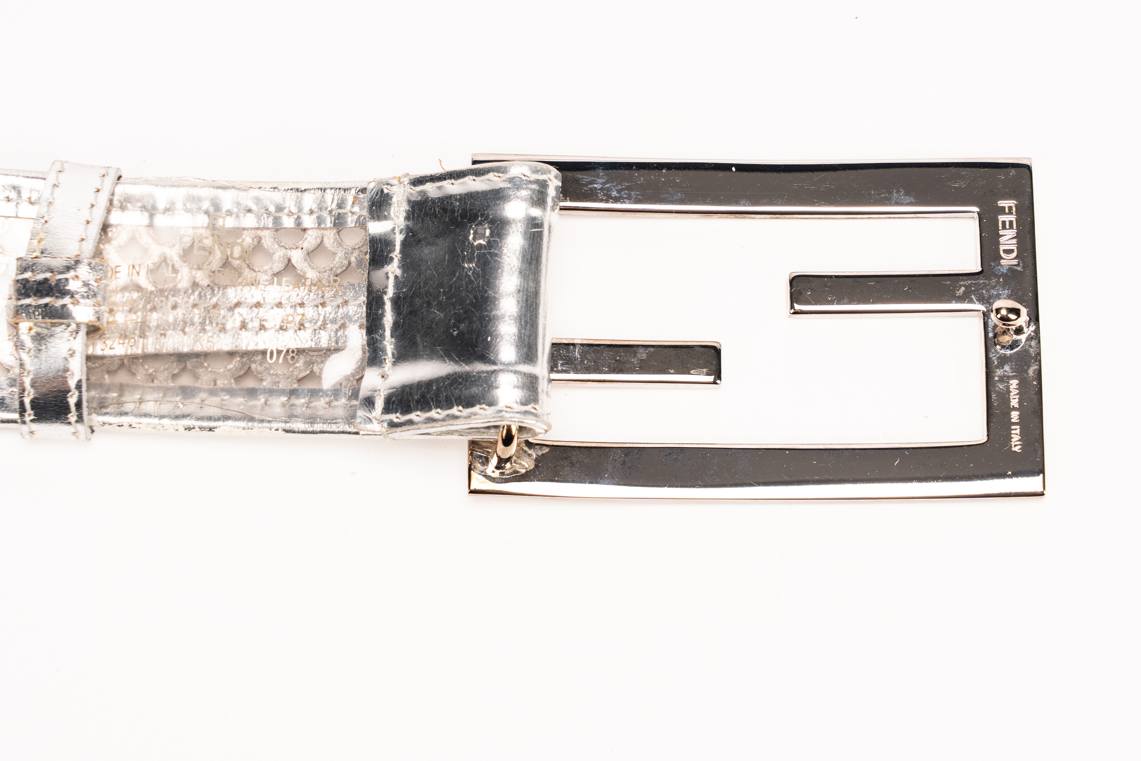 Fendi - Cintura, vernice color argento traforata con inserti in metallo