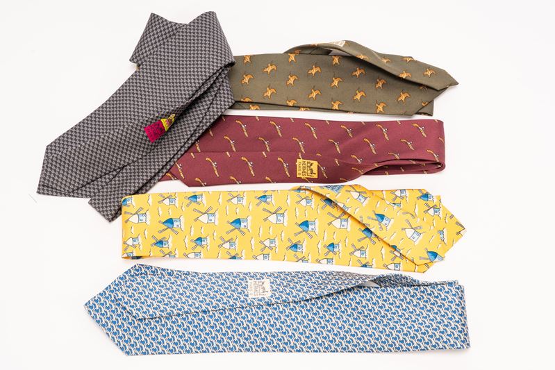 Hermès - Lotto di cinque cravatte, twill di seta in vari colori e disegni