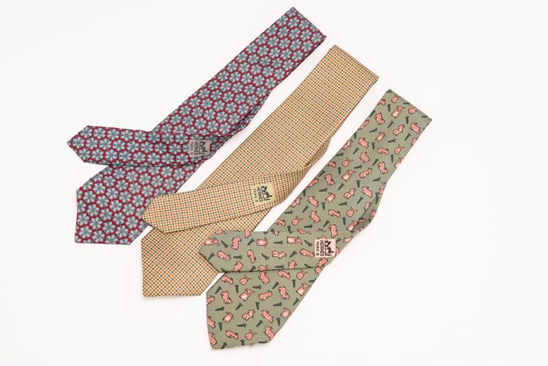 Hermès - Lotto di tre cravatte in twill di seta, colori e disegni diversi