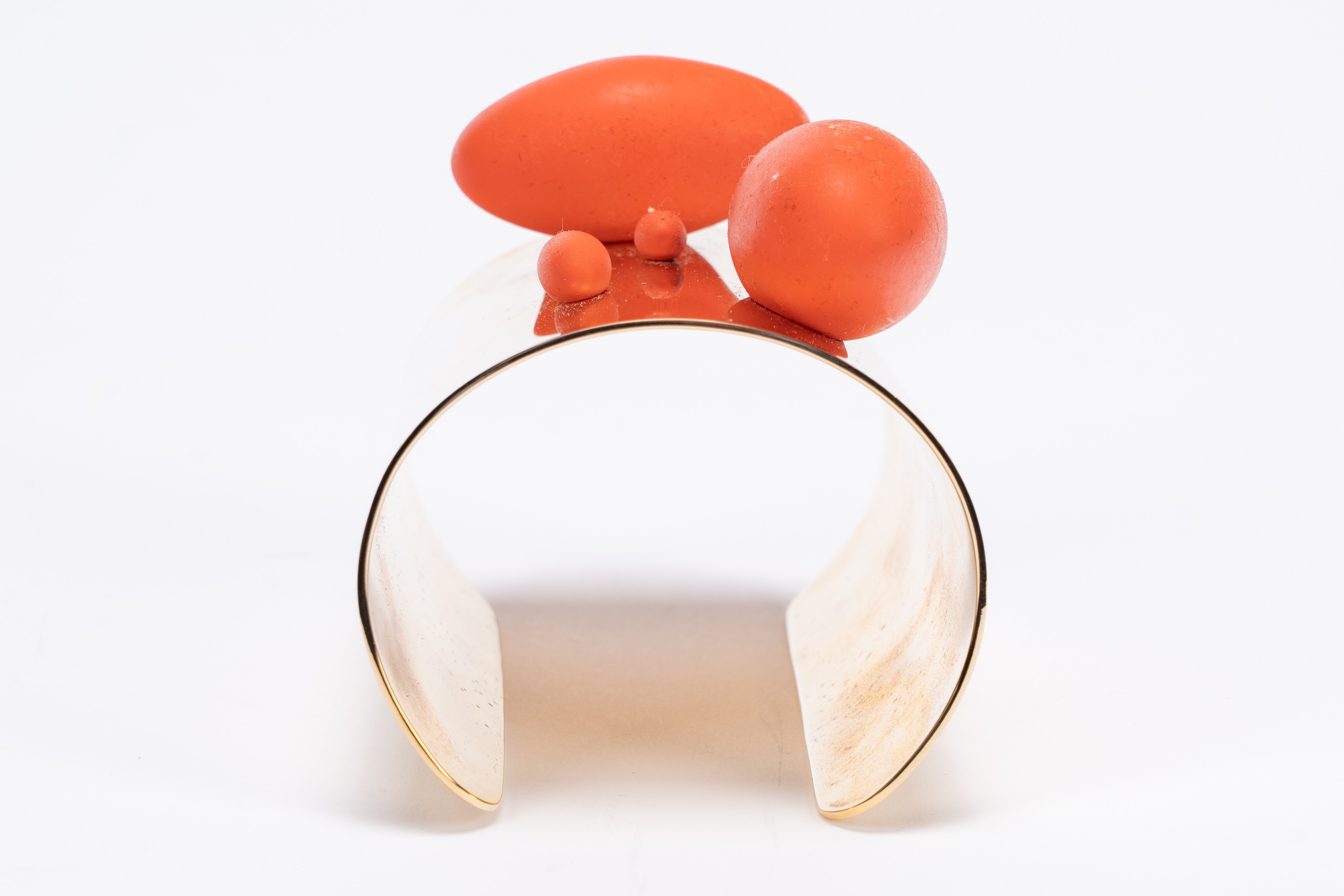 Louis Vuitton - Richard Prince, Bracciale manchette in metallo dorato con applicazioni ovali colo...