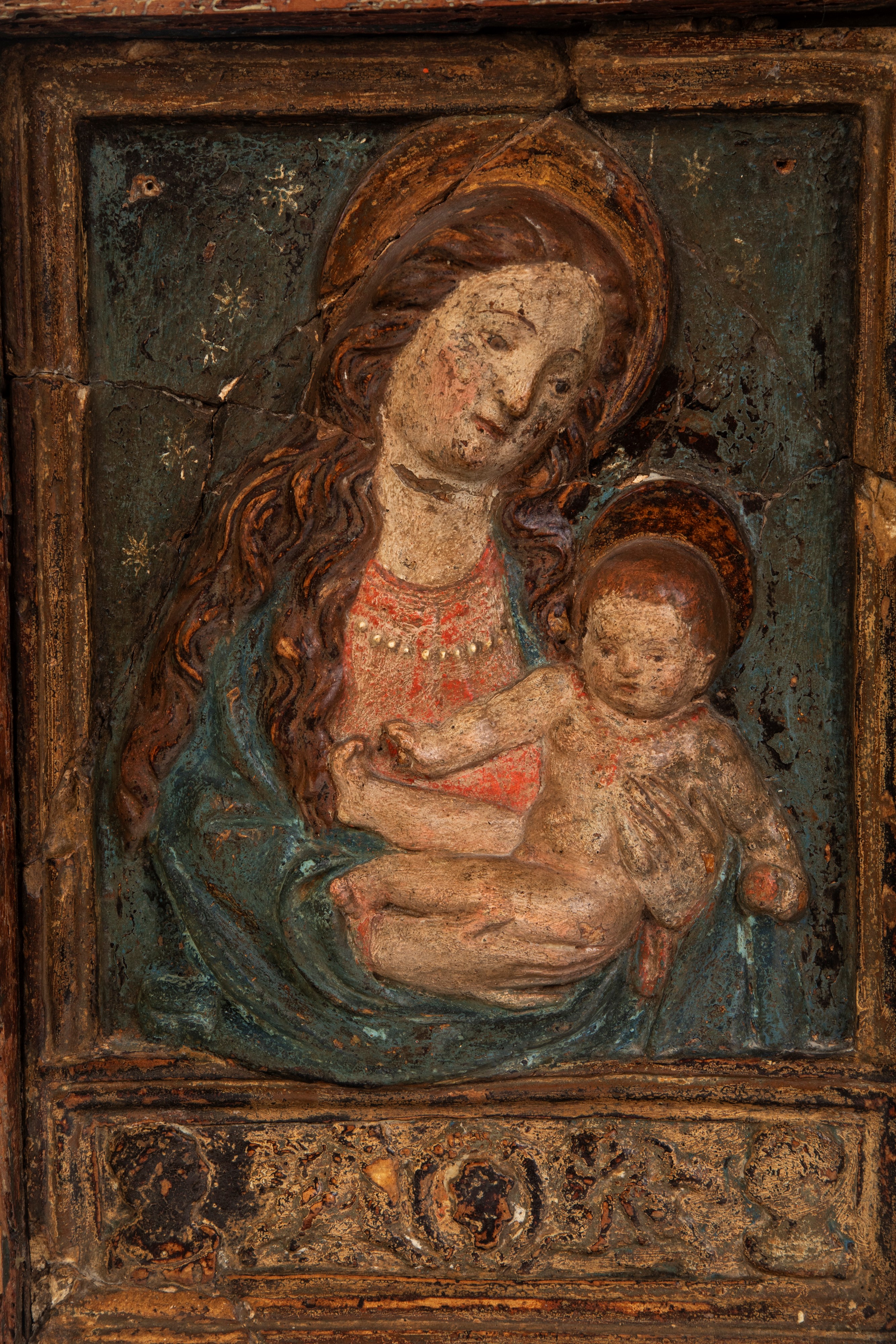 Rilievo, terracotta policroma raffigurante Madonna con Bambino, secolo XVI