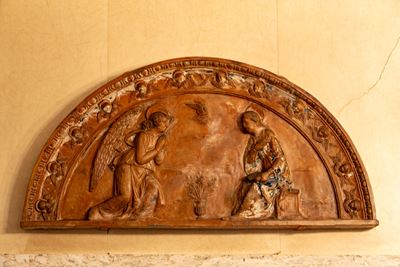 Ambito lombardo, Lunetta in terracotta raffigurante l’Annunciazione (XVI secolo)