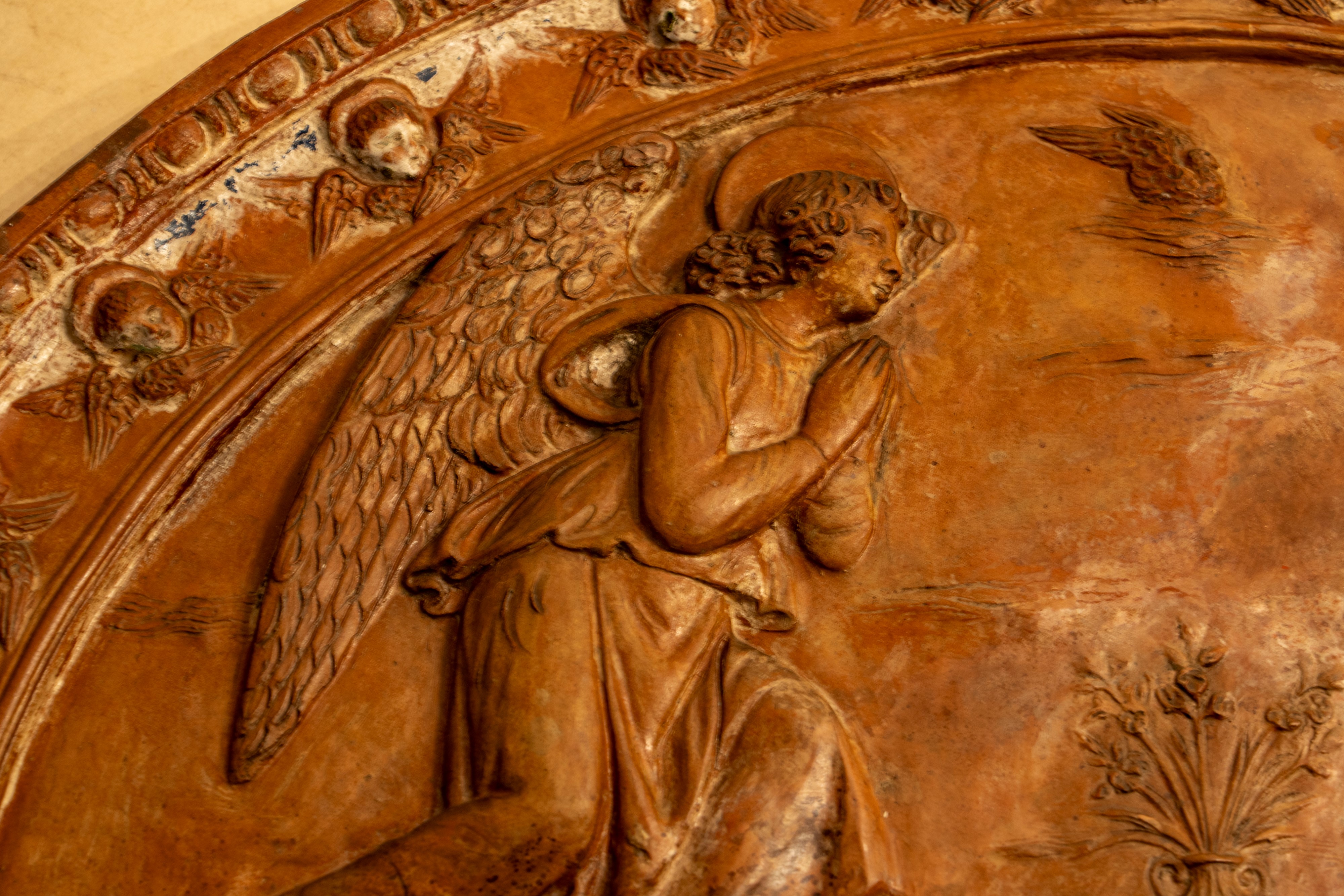 Ambito lombardo, Lunetta in terracotta raffigurante l’Annunciazione (XVI secolo)