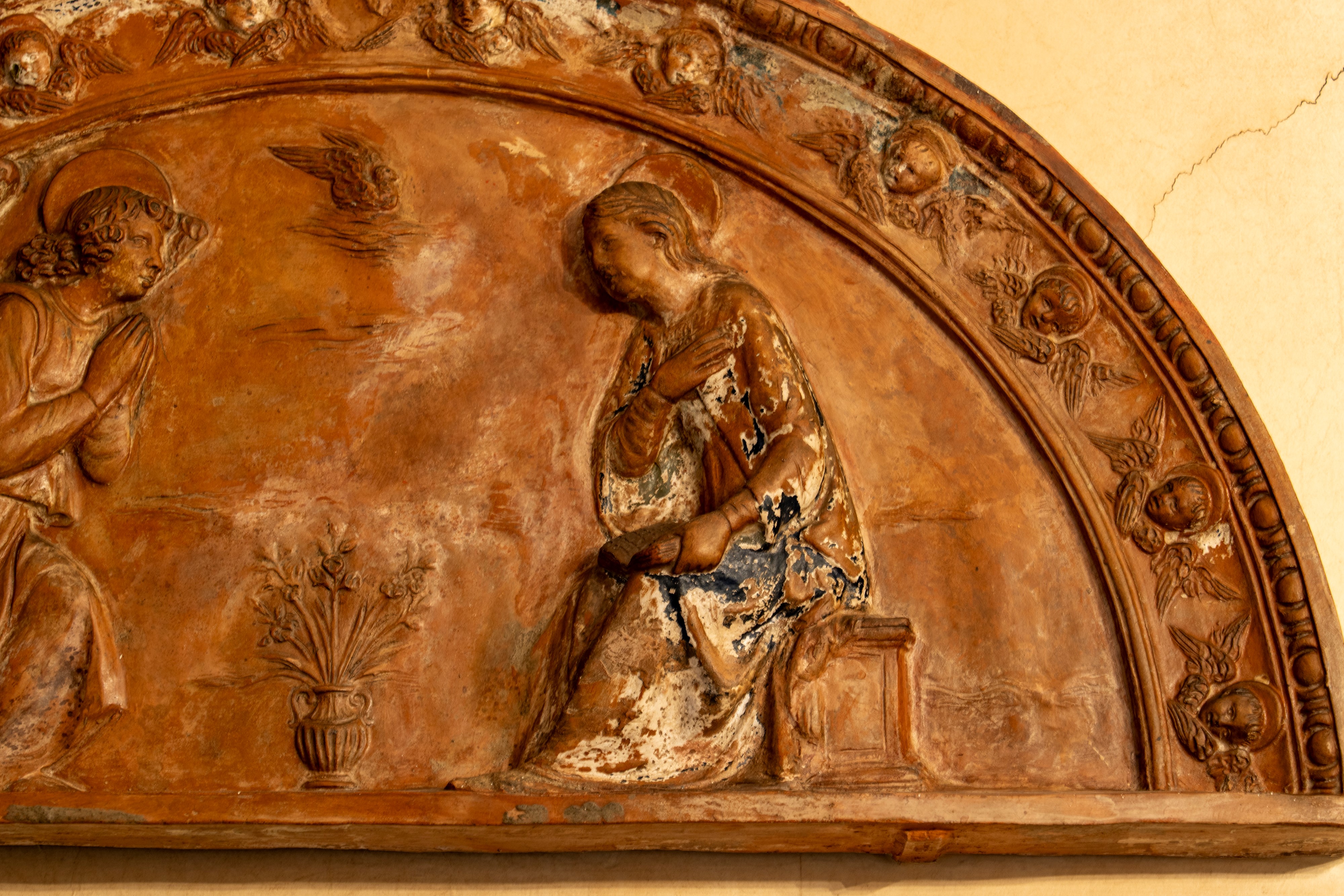 Ambito lombardo, Lunetta in terracotta raffigurante l’Annunciazione (XVI secolo)