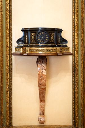 Pendola da camino in marmo nero e bronzo dorato. Francia, secolo XIX.