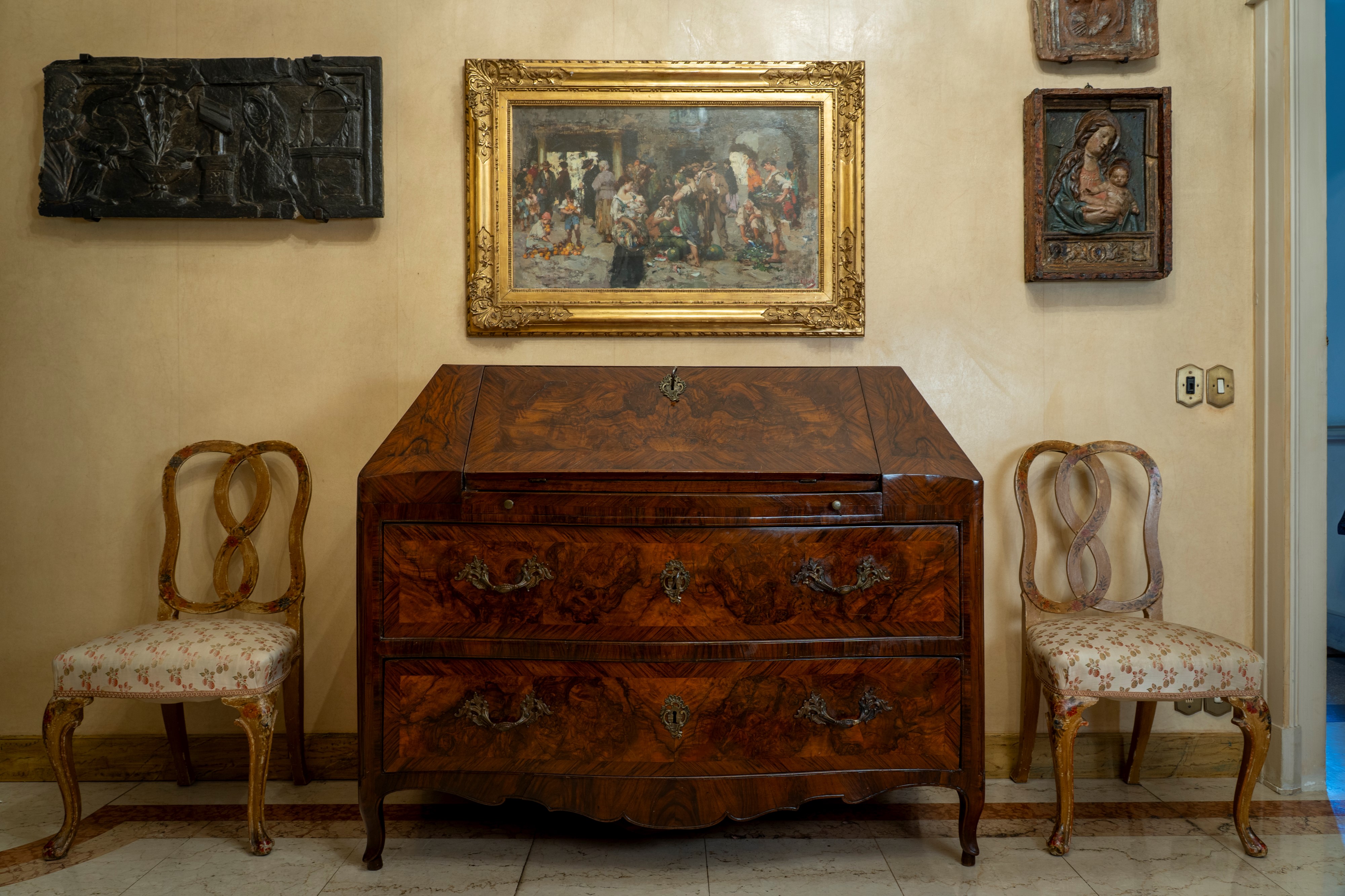 Coppia di sedie venete, legno laccato dipinto a fiori, XVIII secolo