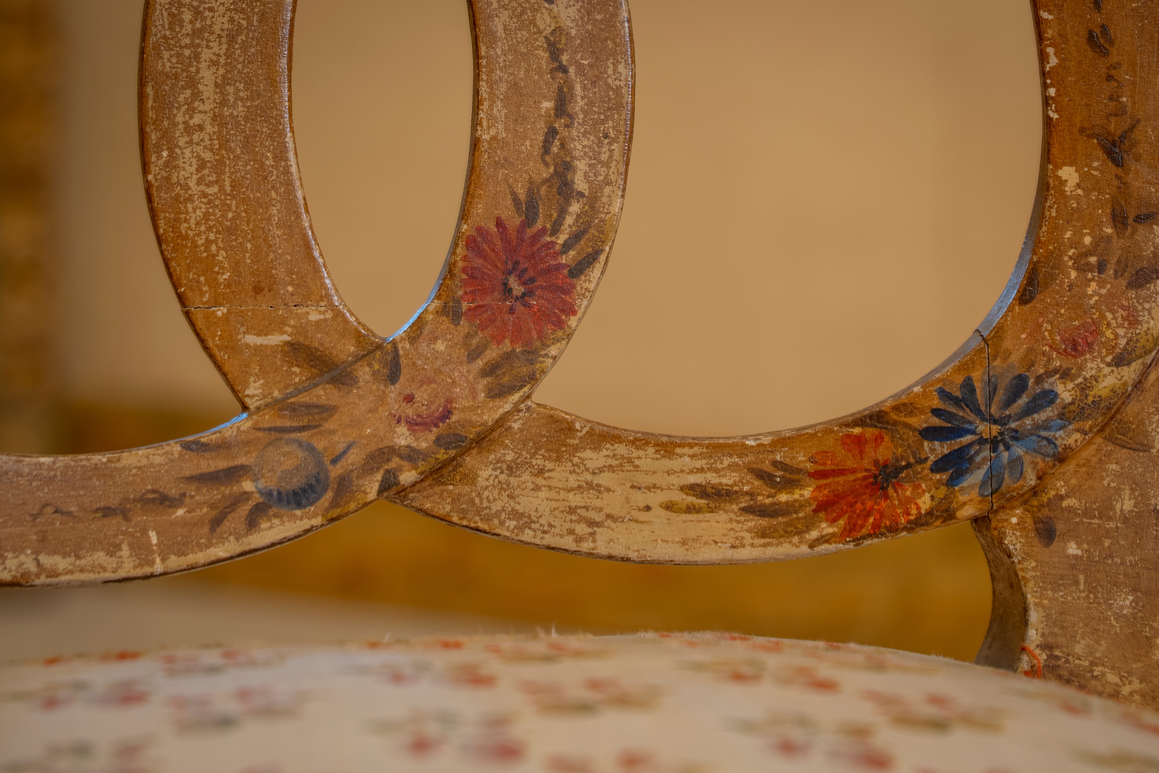 Coppia di sedie venete, legno laccato dipinto a fiori, XVIII secolo