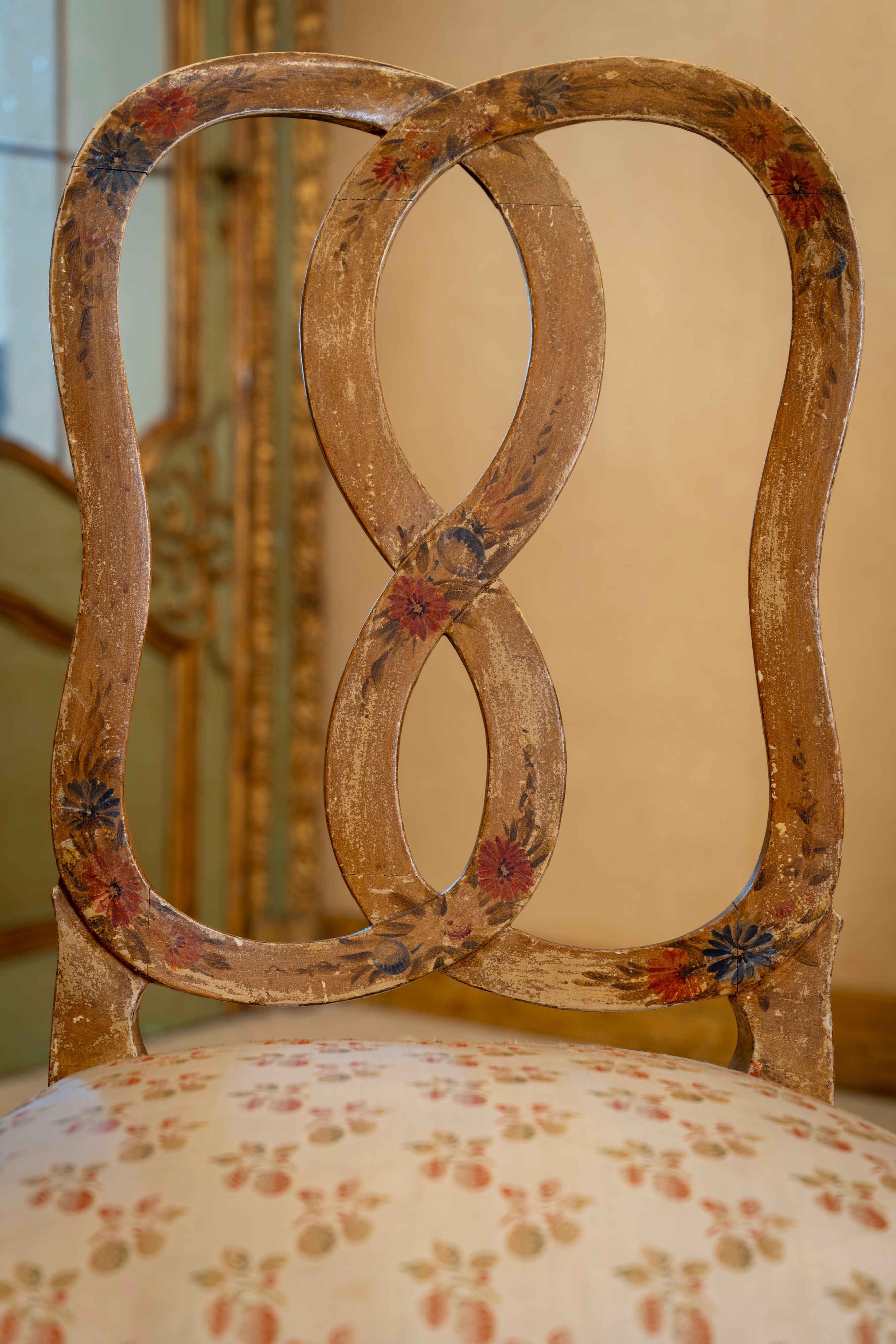 Coppia di sedie venete, legno laccato dipinto a fiori, XVIII secolo