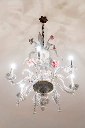 Lampadario a sei luci in vetro di Murano incolore con fiori policromi.