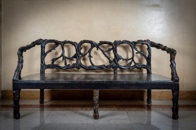 Divano, legno naturale laccato e dipinto, Venezia, secolo XVIII