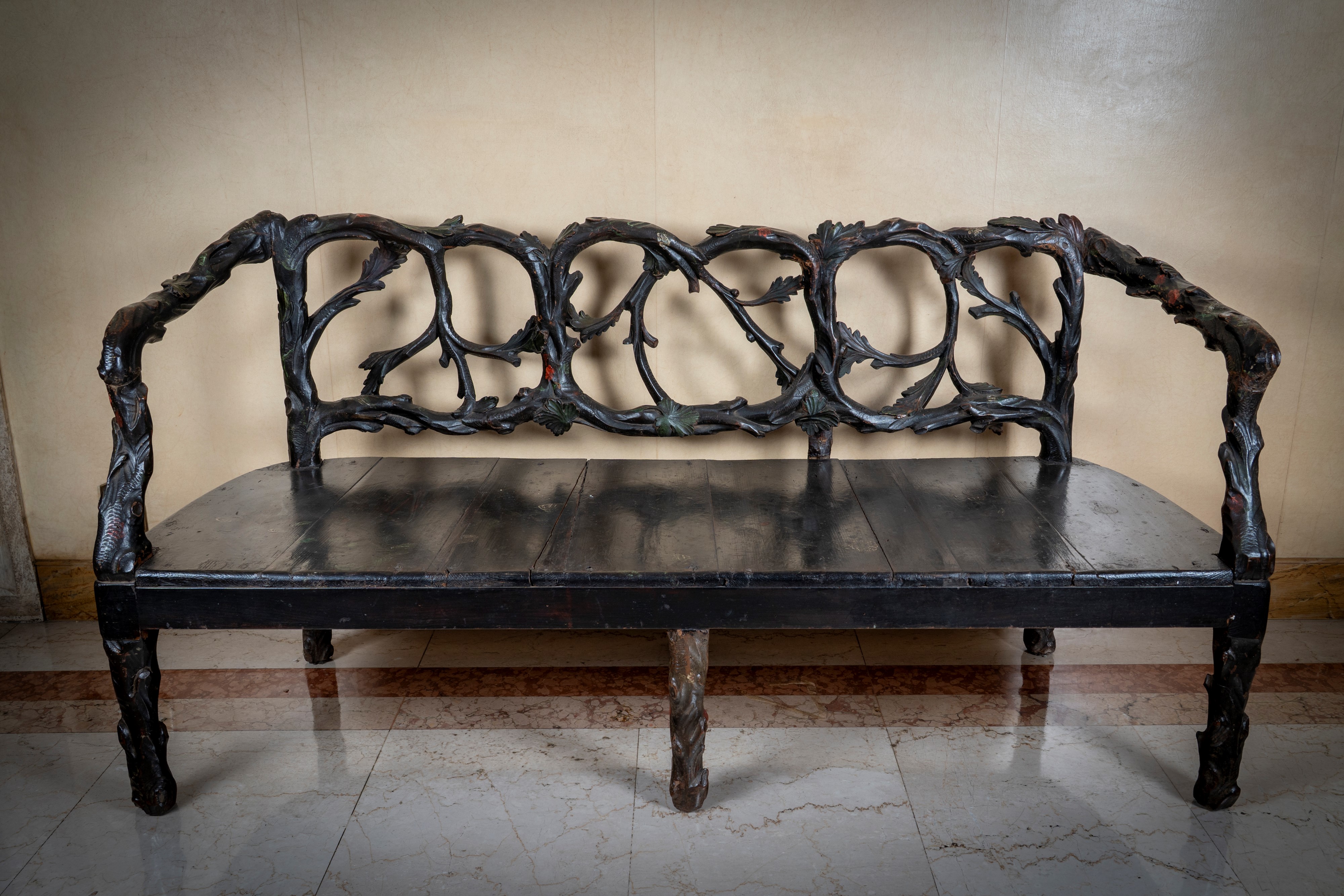 Divano, legno naturale laccato e dipinto, Venezia, secolo XVIII