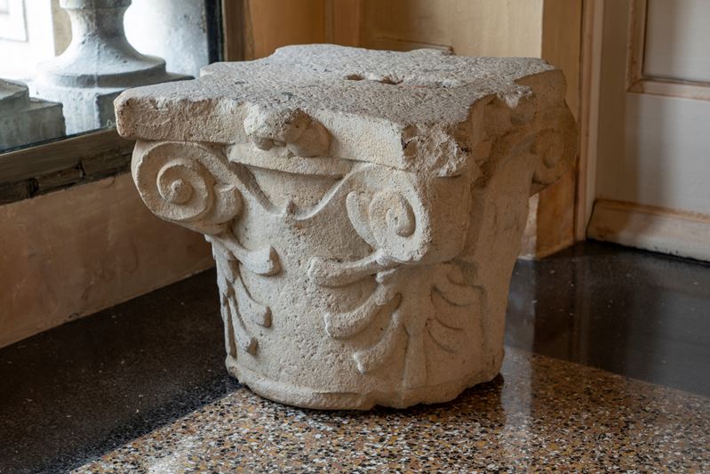 Capitello ionico, in pietra scolpita