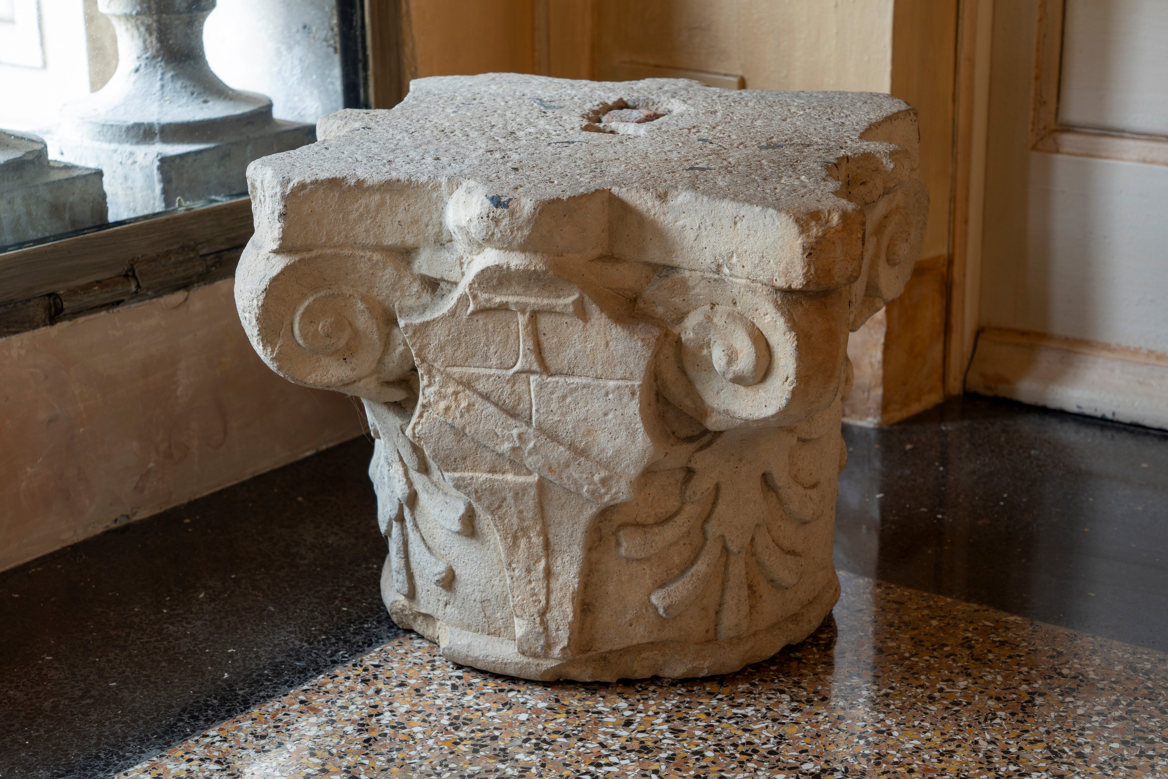 Capitello ionico, in pietra scolpita