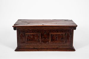 Cassa da viaggio in legno intagliato e dipinto. Veneto, secolo XVI-XVII.