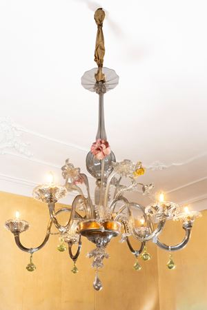 Lampadario in vetro di Murano incolore e policromo.