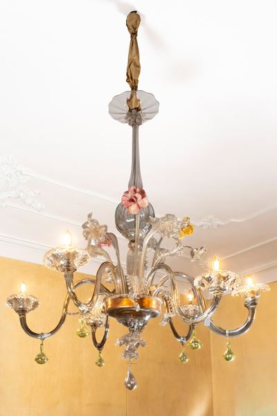 Lampadario in vetro di Murano incolore e policromo, struttura con fusto tornito e bracci a svilup...