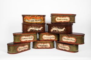 Collezione di dieci scatole da farmacia in legno dipinto. Fine XVIII-inizio XIX secolo.