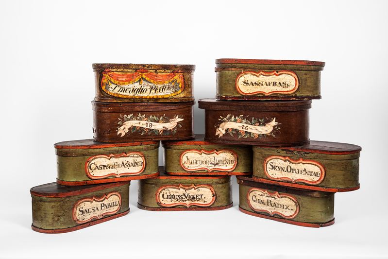 Collezione di dieci scatole da farmacia, legno dipinto, fine XVIII-inizio XIX secolo