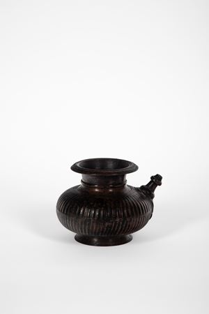 Versatoio per l&rsquo;acqua (lota) in bronzo. India o Nepal, secolo XVII-XVIII.