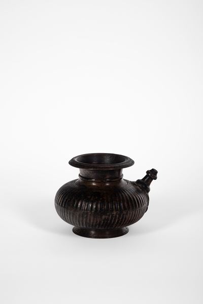 Versatoio per l’acqua (lota) in bronzo, India o Nepal, XVII–XVIII secolo