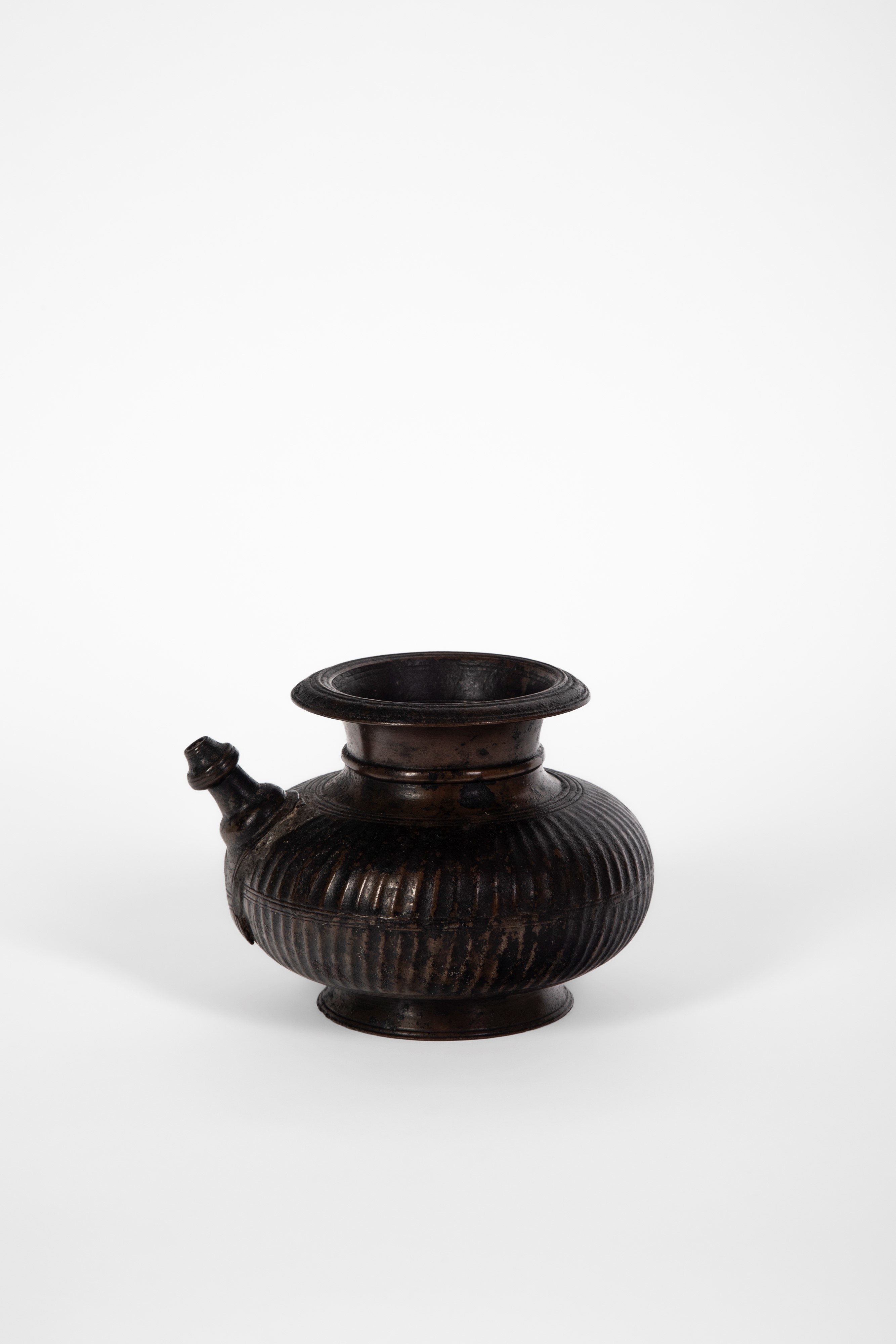 Versatoio per l’acqua (lota) in bronzo, India o Nepal, XVII–XVIII secolo