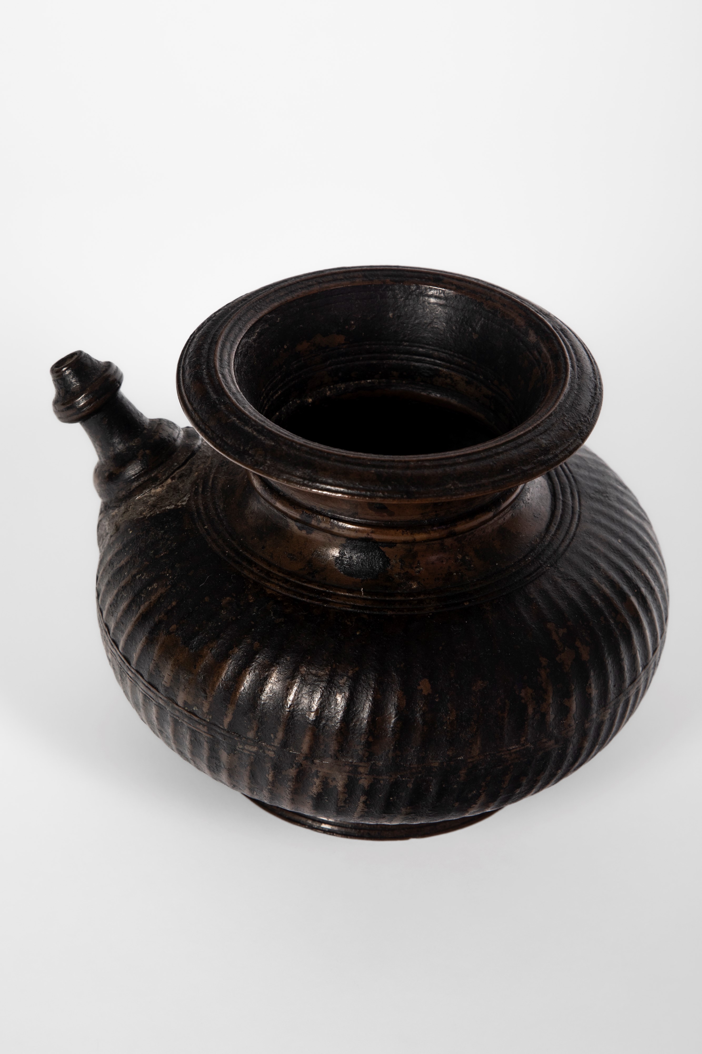 Versatoio per l’acqua (lota) in bronzo, India o Nepal, XVII–XVIII secolo