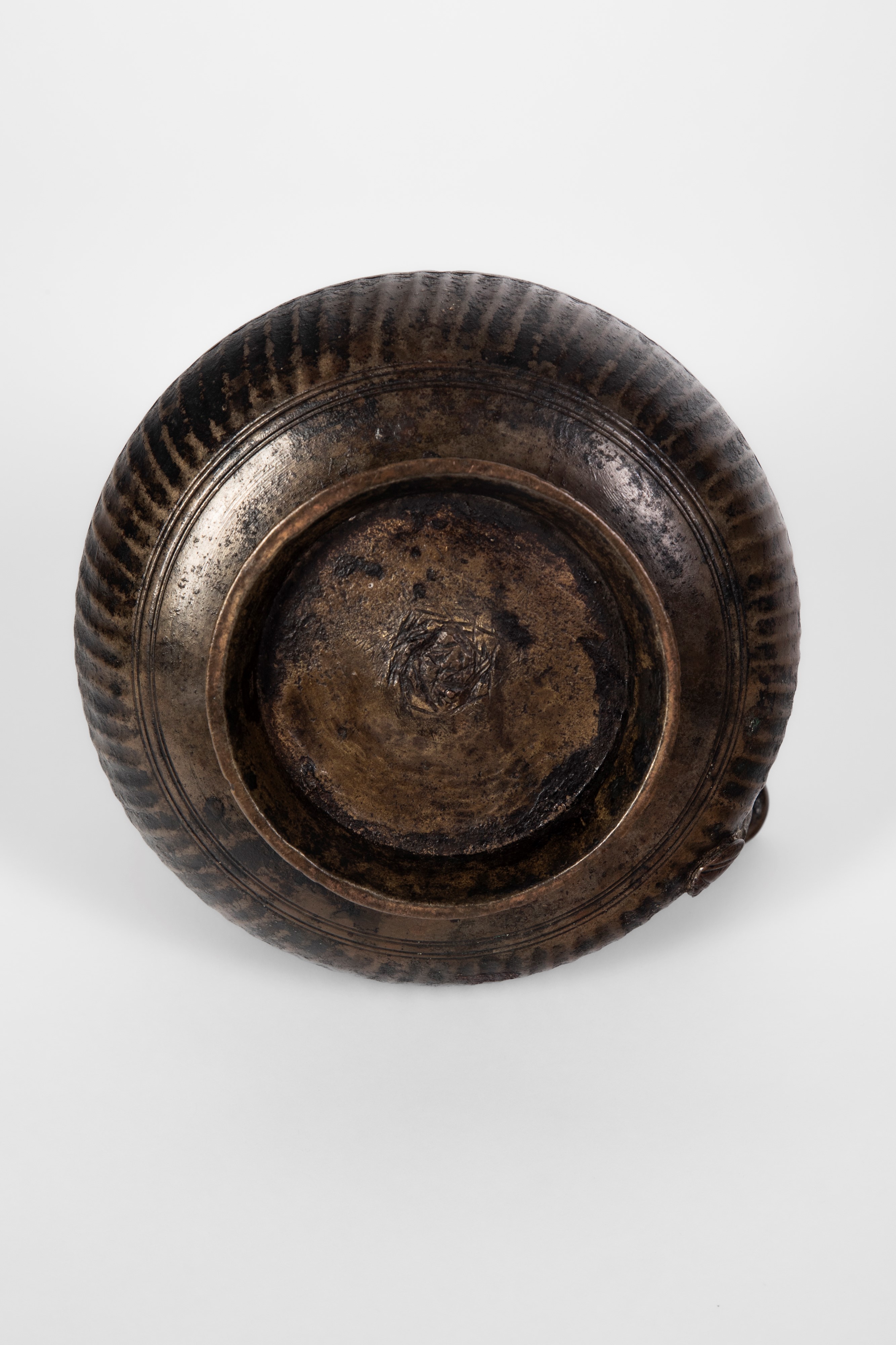 Versatoio per l’acqua (lota) in bronzo, India o Nepal, XVII–XVIII secolo