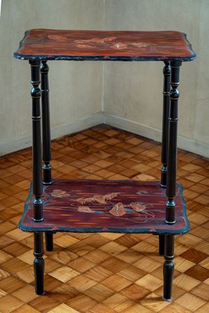 Tavolino in legno ebanizzato e laccato. Secolo XX.