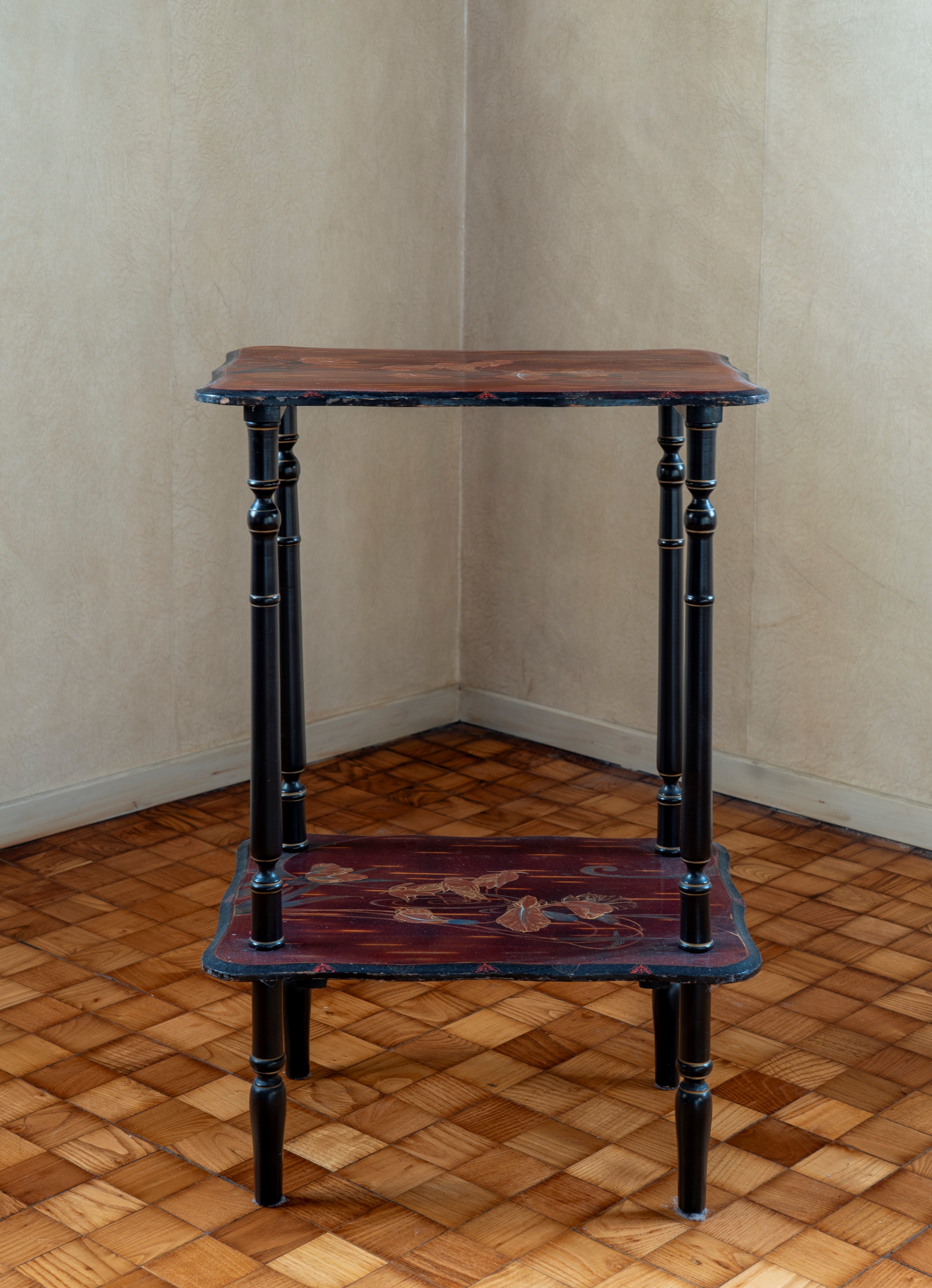 Tavolino in legno ebanizzato e laccato, piano in vetro sagomato, Secolo XX